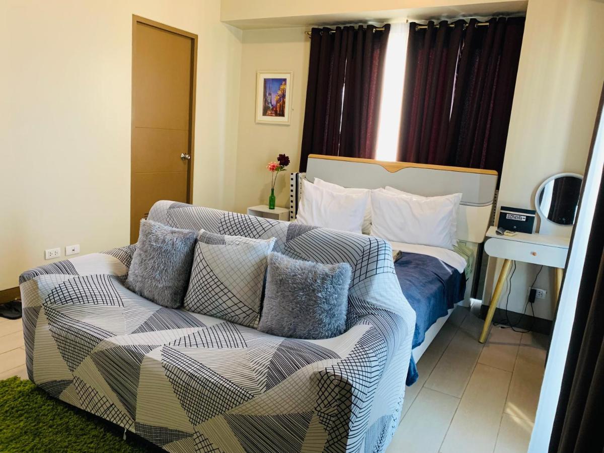 Two Palm Tree Villas Condominium - Studio 8Th Fl With Balcony - Across Terminal 3 Airport Pasay Bagian luar foto