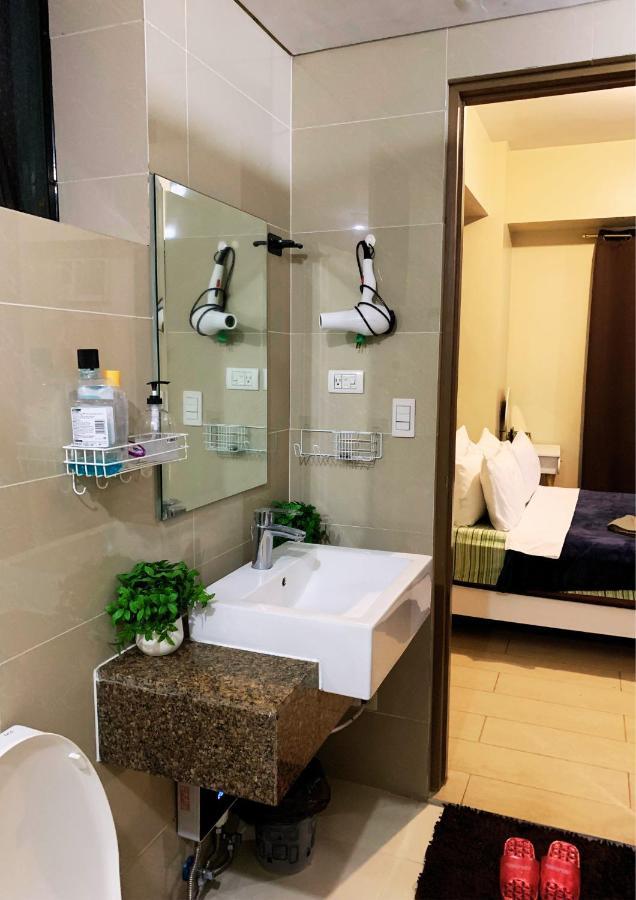 Two Palm Tree Villas Condominium - Studio 8Th Fl With Balcony - Across Terminal 3 Airport Pasay Bagian luar foto