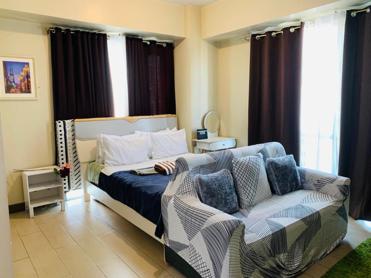 Two Palm Tree Villas Condominium - Studio 8Th Fl With Balcony - Across Terminal 3 Airport Pasay Bagian luar foto
