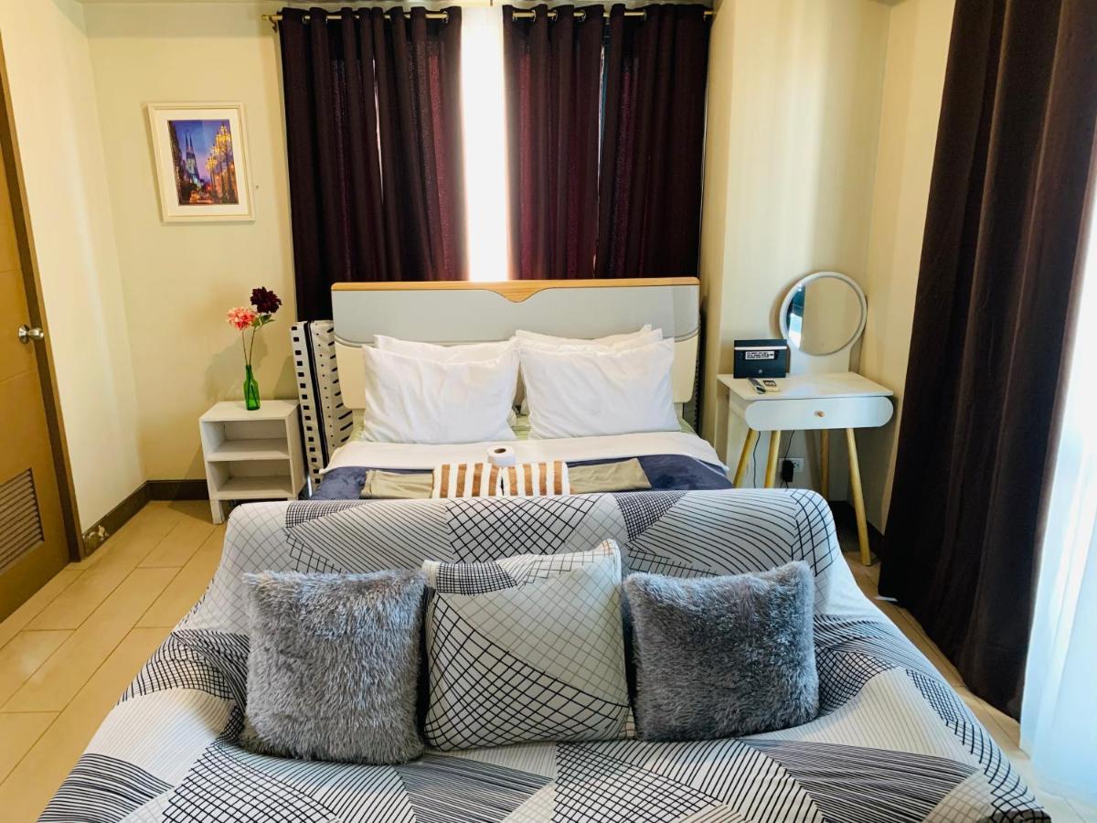 Two Palm Tree Villas Condominium - Studio 8Th Fl With Balcony - Across Terminal 3 Airport Pasay Bagian luar foto