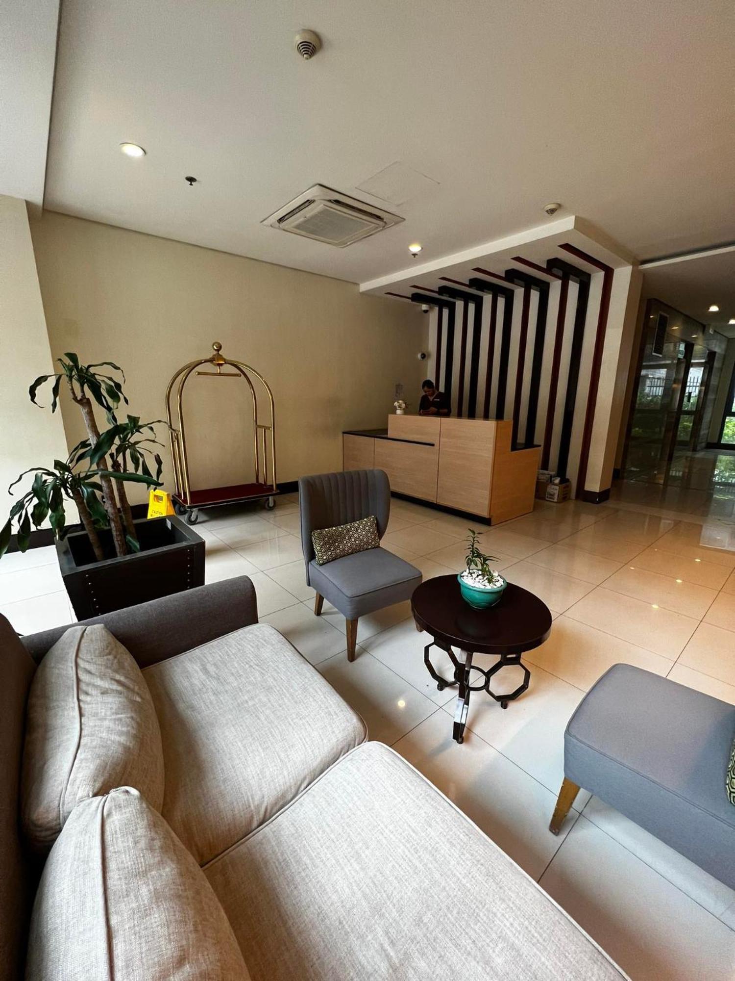 Two Palm Tree Villas Condominium - Studio 8Th Fl With Balcony - Across Terminal 3 Airport Pasay Bagian luar foto