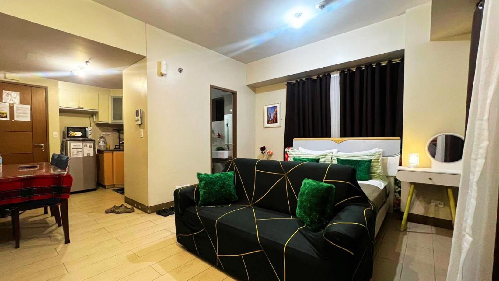 Two Palm Tree Villas Condominium - Studio 8Th Fl With Balcony - Across Terminal 3 Airport Pasay Bagian luar foto
