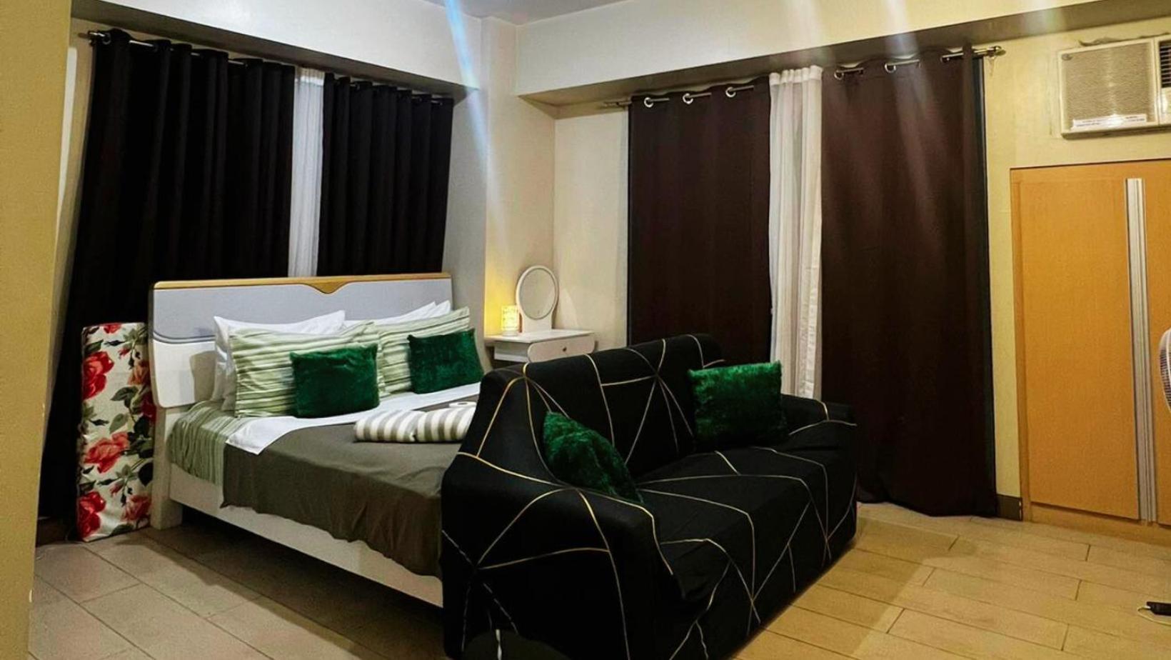 Two Palm Tree Villas Condominium - Studio 8Th Fl With Balcony - Across Terminal 3 Airport Pasay Bagian luar foto